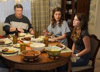 Young Sheldon – (v.l.n.r.) George Cooper sen. (Lance Barber); Mary Cooper (Zoe Perry); Missy Cooper (Raegan Revord)