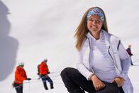 Hoagascht – Moderatorin Christina Ömmer, während ServusTV's Hoagascht AT "Lawinenhund und Gletscherspoitn" am 10.05.2025 in der Ramsau am Dachstein, Steiermark, Österreich.