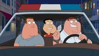 Family Guy – Gehen auf Verbrecherjagd: Joe (l.), Peter (r.) und Quagmire (M.) ...