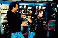 Alarmstufe: Rot – Casey Ryback (Steven Seagal, li.)