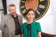 Die Rosenheim-Cops – Kommissar Stadler (Dieter Fischer, l.) befragt Julia Drechsel (Jennifer Frank, r.), die in der Werbeagentur des Ermordeten arbeitet.