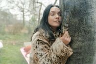 neoriginal: Loving Her – Crystal (Emma Drogunova) in ihrem Element: als schamanische Heilerin scheint sie sich von ihrem alten Leben gänzlich abgewandt zu haben.