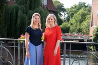 Rote Rosen – Dr. Britta Berger (Jelena Mitschke, l.) und Katrin Zeese (Nicole Ernst, r.)