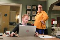 Modern Family – Cameron (Eric Stonestreet, r.) hat sich zu Mitchells (Jesse Tyler Ferguson) Entsetzen ein neues Outfit zugelegt: Radlerhosen, die Camerons Figur, gelinde gesagt, nicht schmeichelt. Doch Mitchell weiß, dass Cameron viel zu sensibel ist, als dass er ihm die Wahrheit sagen könnte...