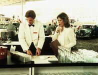 Agentin mit Herz – Lee (Bruce Boxleitner, l.) als Amandas Angestellter: Bei einem verdächtigen Oldtimer-Treffen mimt er den Kellner, dem Amanda (Kate Jackson, r.) Anweisungen gibt.