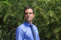 Deadly Tropics – Als Staatsanwalt tritt Alexandre Peskine (Xavier Robic) höflich und seriös auf. Doch sein wahrer Charakter kommt bald ans Licht.