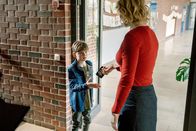 Rufmord – Luisa (Rosalie Thomass) hat gegen Pauls (Nico Marischka) Willen den Schnappschuss, den der Junge von ihr gemacht hat, gelöscht.