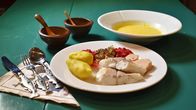 Zu Tisch ... – Zu Tisch Lofoten – Norwegen Frischer Fisch mit Leber, Rogen und Preiselbeeren Copyright: SRF/Gero von Schneider-Marientreu
