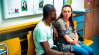 Liebe möglicherweise – Francis Okpata (Mamadou), Gerti Drassl (Mutter).