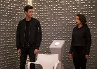 The Flash – Barry (Grant Gustin, l.); Nora (Jessica Parker Kennedy, r.)