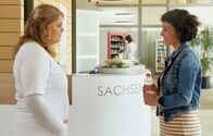 In aller Freundschaft – Seit Wochen hat Schwester Miriam (Christina Petersen, li.) auf den Anruf von Rieke Machold (Liza Tzschirner, re.) gewartet, als diese plötzlich vor ihr steht. Erneut geht es Riekes Großmutter nicht so gut und sie soll in der Sachsenklinik untersucht werden.