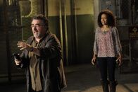 Warehouse 13 – Artie Nielsen (Saul Rubinek, l.); Leena (Genelle Williams, r.)