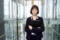 Gefangen - Der Fall K. – Elke Kronach (Julia Koschitz) entpuppt sich als gewiefte Geschäftsfrau.
