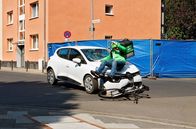 Rentnercops – Sascha Leiter (Mirko Stübing) wird von einem heranfahrenden PKW vom Fahrrad geschleudert.