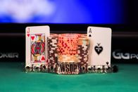 Poker: World Series – Grüner Pokertisch mit Pokerkarten und Chips und das Siegerarmband sind während des Events 17: MILLIONAIRE MAKER No-Limit Hold em der WSOP 2021 – World Series of Poker im RIO All-Suite Hotel & Casino am 13. Oktober 2021 in Las zu sehen Vegas, Nevada, Vereinigte Staaten. Las Vegas, Nevada Vereinigte Staaten