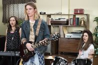 The Goldbergs – (v.l.n.r.) Erica Goldberg (Hayley Orrantia); Evan Dando (Luke Eisner); Erica Valley (Alison Rich)