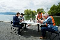 Donnschtig-Jass – Badewannenrennen in Cham: (v.li) Stefan Büsser, Francine Jordi, Aurel Hassler und Röbi Koller