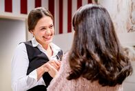 Sturm der Liebe – Maxi (Katharina Scheuba, l., mit Yeliz Simsek, r.) ist glücklich, dass Henry sich wirklich durch eine Hochzeit zu ihr bekennen würde.
