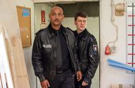 Großstadtrevier – Lukas Petersen (Patrick Abozen, li.) und Daniel Schirmer (Sven Fricke, r.) erreichen die Tischlerei gerade noch rechtzeitig, um eine Eskalation zu verhindern.