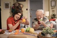 Call Me Kat – Kat (Mayim Bialik, l.); Phil (Leslie Jordan, r.)