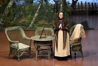 Onegin – Crankos einstige Muse Marcia Haydée ist in der Rolle der Amme zu sehen.