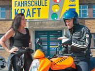 In aller Freundschaft – Martin Stein (Bernhard Bettermann) hat von seinem Vater den Motorradführerschein geschenkt bekommen. Allerdings wird Fahrschulchefin Uschi Kraft (Katy Karrenbauer) für Martin zum Alptraum.