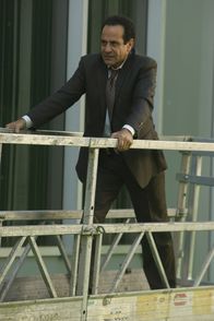 Monk – Adrian Monk (Tony Shalhoub) wurde überraschend wieder in den Polizeidienst aufgenommen und sitzt seitdem nur noch am Schreibtisch. Das wird ihm schnell zu langweilig und er beschließt, auf eigene Faust zu ermitteln ...