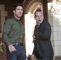 American Horror Story – Immer wieder taucht der entstellte Larry Harvey (Denis O'Hare, r.) auf und versucht, Ben (Dylan McDermott, l.) zu erpressen ...