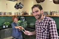 Xenius – Moderatoren Dörthe und Pierre machen den Test.