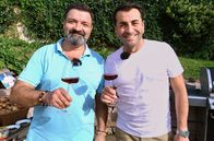 Kochs anders – Sedat Bahar (l) ist Jäger, Naturliebhaber und leidenschaftlicher Hobbykoch. Er will Sternekoch Ali Güngörmüs mit einem deftigen Rehgulasch überraschen.