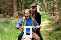 Rotkäppchen – Konrad (Max von der Groeben) und der Jäger (Frank Stieren) sind auf Konrads selbst gezimmertem Fahrrad, dem jegliche Bremse fehlt, auf dem Weg zu Großmutters Häuschen, um Rotkäppchen und Großmutter aus des Wolfes Bauch zu befreien.