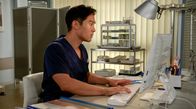 Rote Rosen – Noah (Jan Liem) vermutet, dass sein Chefarzt eine Fehldiagnose vertuschen will. Er verschafft sich heimlich Zugang zur Patientenakte, findet aber keine Hinweise.