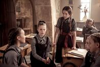 Eine lausige Hexe – Mildred (Bella Ramsey, stehend) hat Zweifel an der Echtheit der Unterschriften auf der Petition. Sie befragt ihre Mitschülerinnen. Esther (Jenny Richardson, 2. von links) lauscht gespannt, dass Felicitas (Dagny Rollins, links) Eltern nicht unterschrieben haben sollen.