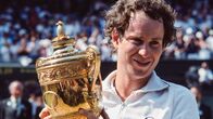 McEnroe – Hält Wimbledon Pokal: John McEnroe (jung)