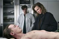 Tatort – David Konradt (Frederik Bechtle) hatte kurz vor seinem Tod Geschlechtsverkehr - Dr. Jonathan Himpe (Ron Helbig) unterrichtet Kommissarin Karin Gorniak (Karin Hanczewski)