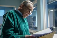 In aller Freundschaft – Prof. Simoni (Dieter Bellmann) wird von seiner Vergangenheit eingeholt. Er sollte einer Patientin vor mehreren Jahrzehnten Nierensteine entfernen. Während er operierte, kam die Meldung eines Flugzeugabsturzes mit Schwerverletzten. Er musste der Patientin in der Eile der Zeit, die ganze Niere entnehmen, um so vielen Anderen das Leben zu retten. Nun liegt die Patientin in der Sachsenklinik und ihre verbliebene Niere beginnt zu versagen. Simoni muss ihr gestehen, dass er für ihren Zustand verantwortlich ist.