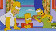 Die Simpsons – Bart (M.) hat sich in den Kopf gesetzt, mit Grampa in den Ring zu steigen. Homer (l.) und Marge (r.) versuchen alles, um ihn davon abzuhalten ...