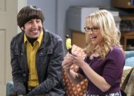 The Big Bang Theory – Während Sheldon in einer Lebenskrise steckt, ist Bernadette (Melissa Rauch, r.) von Howards (Simon Helberg, l.) Actionfigur total begeistert ...