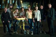 Der Auftrag – Von links nach rechts: Katharina Bühler (Kamera), Florian Baxmeyer (Regie), Aaron Hilmer (Miki Witt), Gregor Bloéb (Klaus Witt), Anja Kling (Nikola Walter), Anna Bederke (Sarah Brandt), Oliver Schündler (Produzent Lucky Bird Pictures) und Oliver Masucci (Mario Lobeck)
