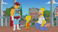 Die Simpsons – (v.l.n.r.) Duffman; Lisa; Homer