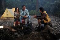 The Middle – Ein Campingtrip mit ihren drei Kindern weckt in Frankie (Patricia Heaton, l.) und Mike (Neil Flynn, M.) Erinnerungen an ihre Flitterwochen. Denn damals war es ihnen dank Mikes Schulkameraden Nicky Kohlbrenner (Ray Romano, r.) nicht möglich gewesen, ihre Zweisamkeit zu genießen ...