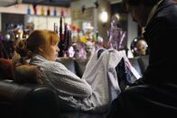 Castle – Alexis Castle (Molly C. Quinn, l.) hat ärger mit einer Freundin. Richard Castle (Nathan Fillion, r.) gibt ihr einen guten Rat.