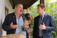 Die Rosenheim-Cops – Ein Wolpertinger spielt im aktuellen Fall von Kommissar Hofer (Joseph Hannesschläger, l.) und Hansen (Igor Jeftic, r.) eine zentrale Rolle.
