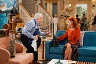 Call Me Kat – Phil (Leslie Jordan, l.); Sheila (Swoosie Kurtz, r.)