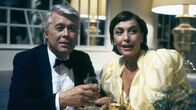 Ich heirate eine Familie – Angi (Thekla Carola Wied) und Werner (Peter Weck) beobachten als besorgtes Ehepaar auf einem Ball, wie Tanja sich auf dem Parkett bewegt.