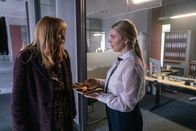 Der Überfall – Personalchefin Paula Schönberg (Katja Riemann, l.) wird ihre Assistentin Maria (Ricarda Seifried, r.) zu aufdringlich.