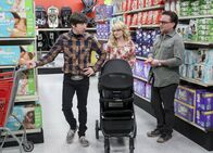 The Big Bang Theory – Nachdem Leonard (Johnny Galecki, l.) sich von Penny und Raj ausgeschlossen fühlt, probiert er bei Bernadette (Melissa Rauch, M.) und Howard (Simon Helberg, r.) Anschluss zu finden ...