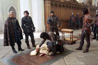 Die Musketiere – (v.l.n.r.) Rochefort (Marc Warren); Athos (Tom Burke); Erzbischof Jacqueme (Laurence Kennedy); Aramis (Santiago Cabrera); Porthos (Howard Charles); D'Artagnan (Luke Pasqualino)