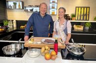 Der Vorkoster – Björn Freitag und die Tönisvorster Apfelkönigin Jacqueline Huhndorf (r) kochen ein Menü mit Äpfeln.