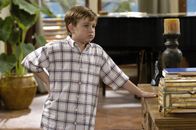Two and a Half Men – Jake (Angust T. Jones) leidet unter der Trennung seiner Mutter, doch sein Vater und sein Onkel versuchen alles, um ihn zu trösten ...